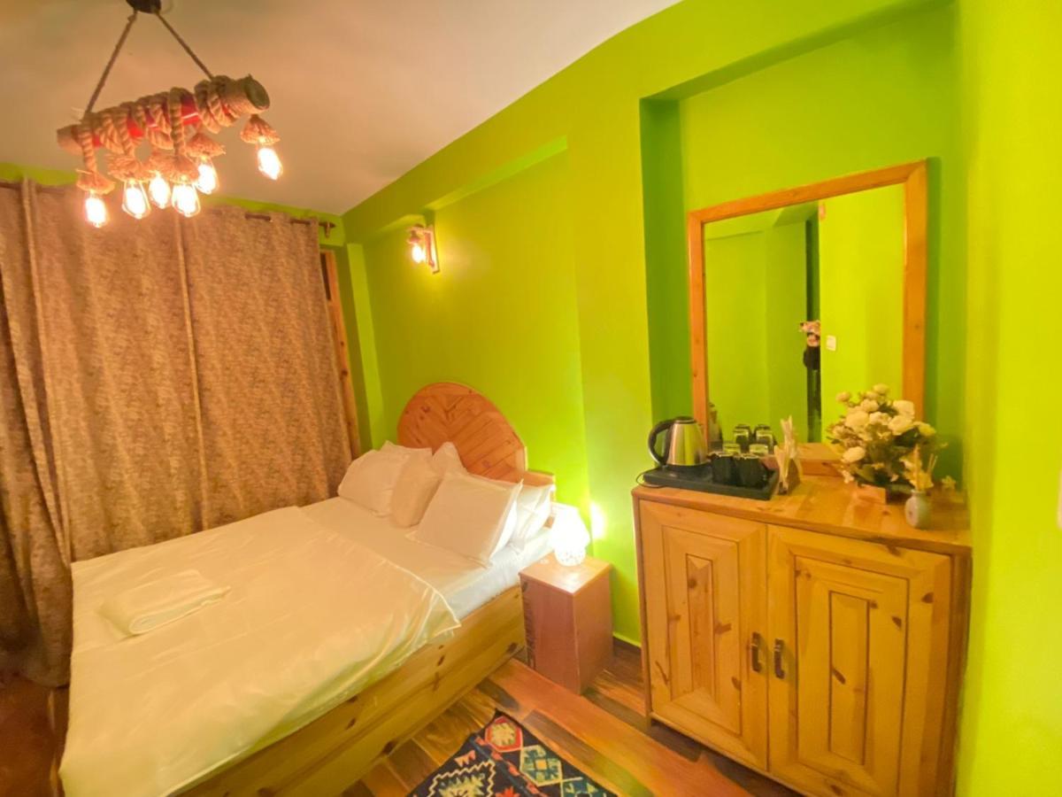 Attic Monkey Cafe & Rooms Manāli Eksteriør billede
